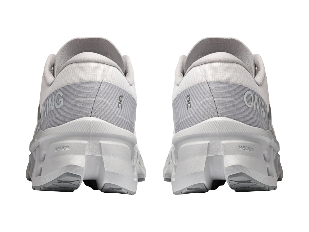 Tenis deportivos On Cloudmonster 3 en color gris claro con suela amortiguada característica.