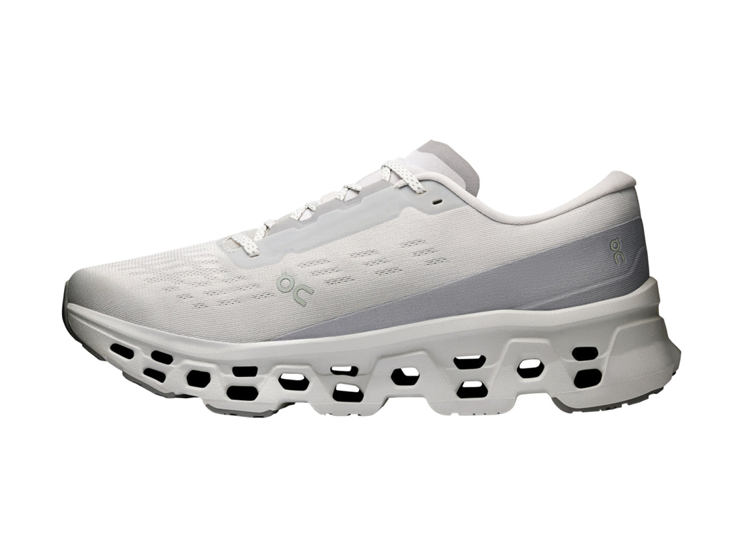 Tenis deportivos On Cloudmonster 3 en color gris claro con suela amortiguada característica.