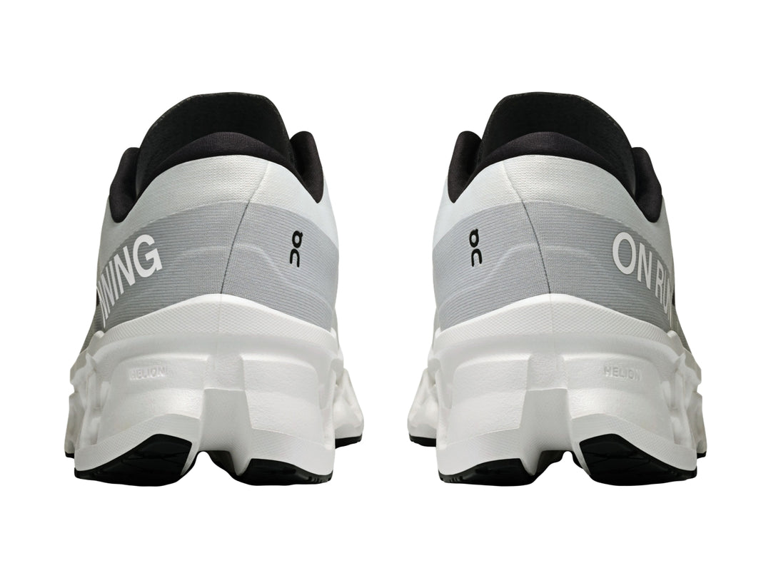Tenis deportivos On Cloud Cloudmonster 3 color blanco con detalles negros y suela con tecnología de amortiguación.