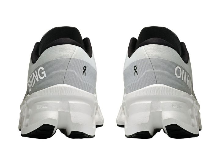Tenis deportivos On Cloud Cloudmonster 3 color blanco con detalles negros y suela con tecnología de amortiguación.