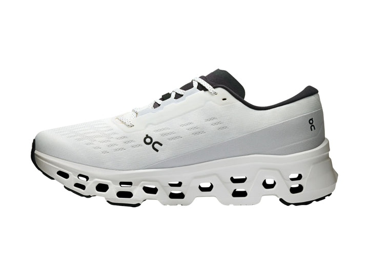 Tenis deportivos On Cloud Cloudmonster 3 color blanco con detalles negros y suela con tecnología de amortiguación.