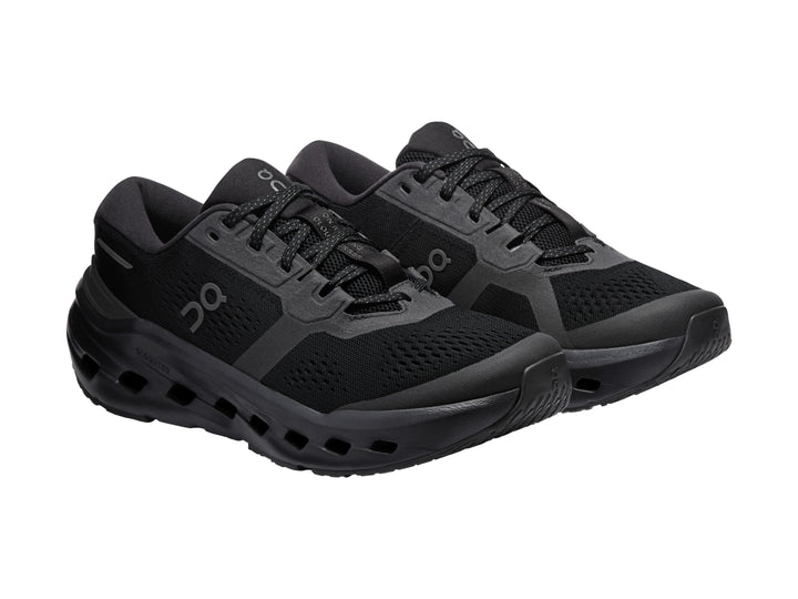 Tenis deportivos On Cloud color negro con suela de celdas huecas y parte superior de malla.