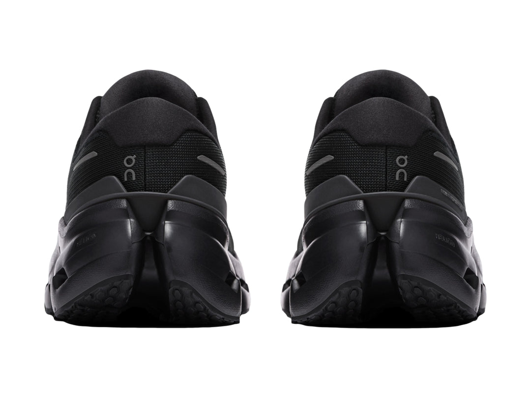 Tenis deportivos On Cloud color negro con suela de celdas huecas y parte superior de malla.