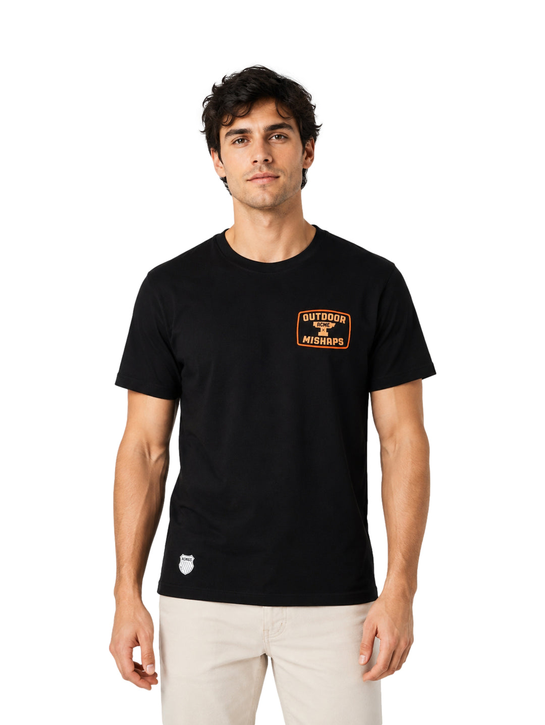 Hombre vistiendo playera K-Swiss color negro de manga corta con estampado gráfico en el pecho.