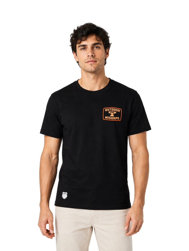 Hombre vistiendo playera K-Swiss color negro de manga corta con estampado gráfico en el pecho.