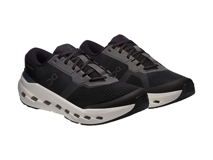 Tenis deportivos On Cloud color negro con suela blanca marfil y diseño de amortiguación CloudTec.