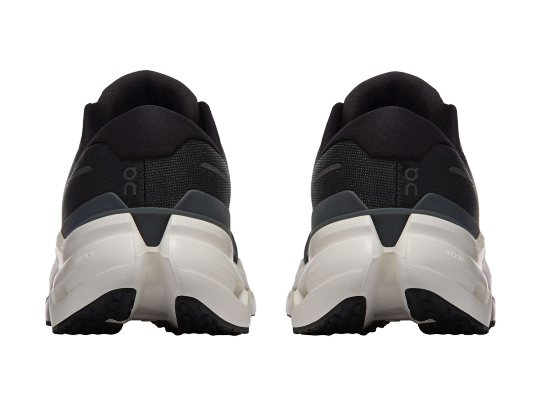Tenis deportivos On Cloud color negro con suela blanca marfil y diseño de amortiguación CloudTec.