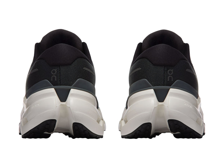 Tenis deportivos On Cloud color negro con suela blanca marfil y diseño de amortiguación CloudTec.