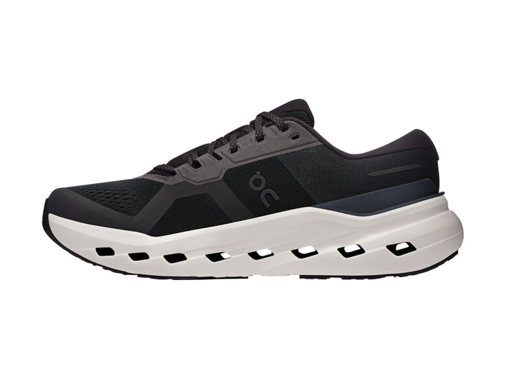 Tenis deportivos On Cloud color negro con suela blanca marfil y diseño de amortiguación CloudTec.