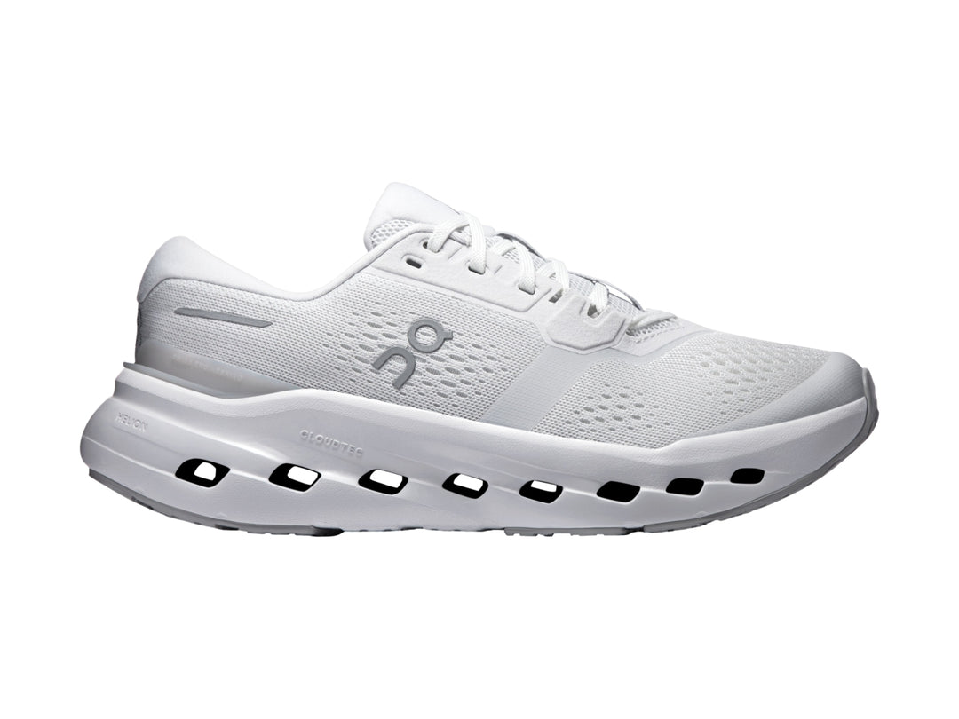 Tenis deportivos On Cloud color blanco con suela tecnológica perforada y malla transpirable.
