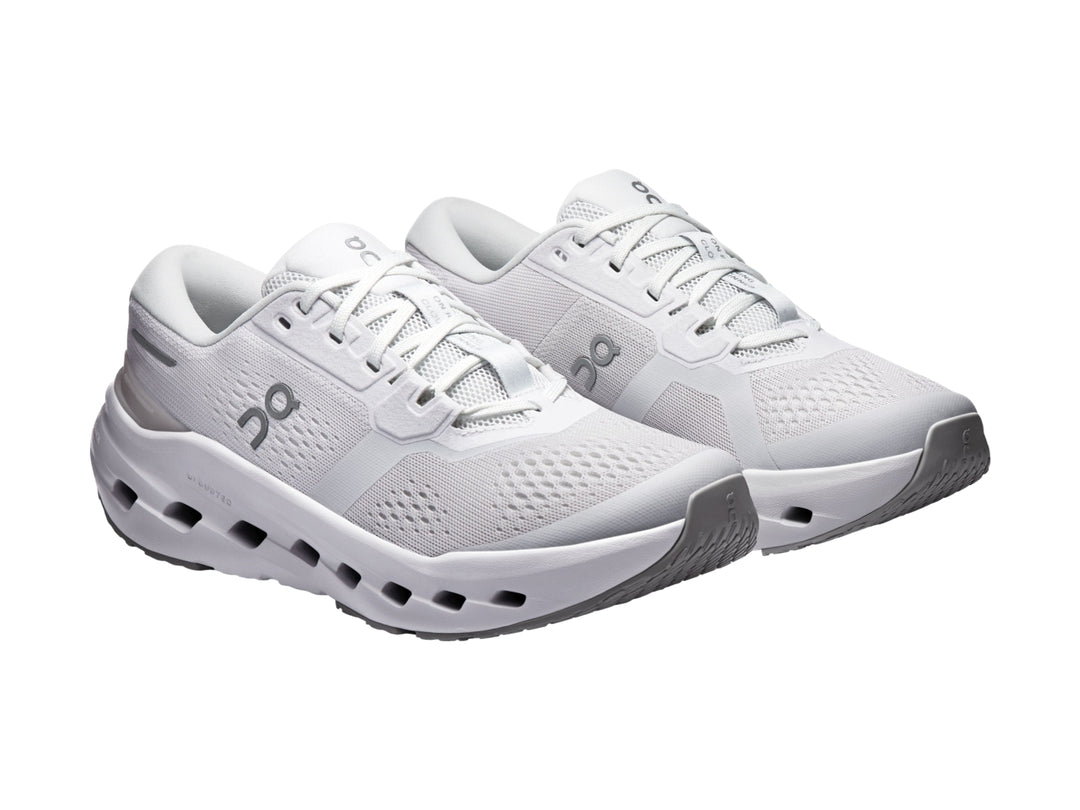 Tenis deportivos On Cloud color blanco con suela tecnológica perforada y malla transpirable.