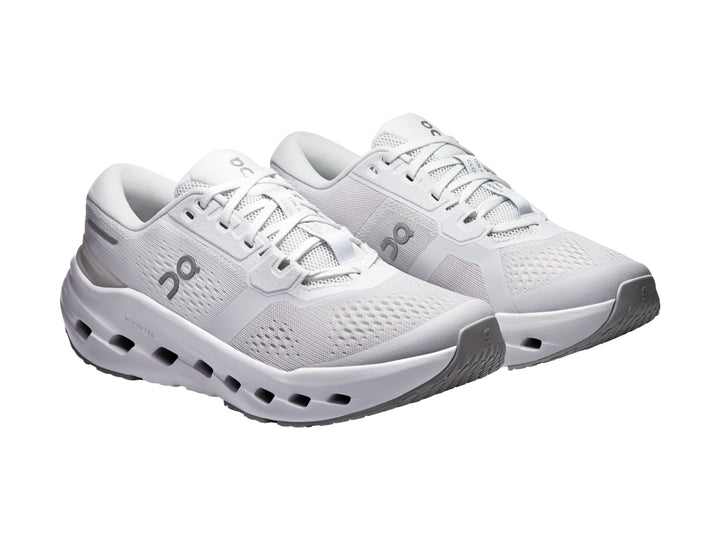 Tenis deportivos On Cloud color blanco con suela tecnológica perforada y malla transpirable.