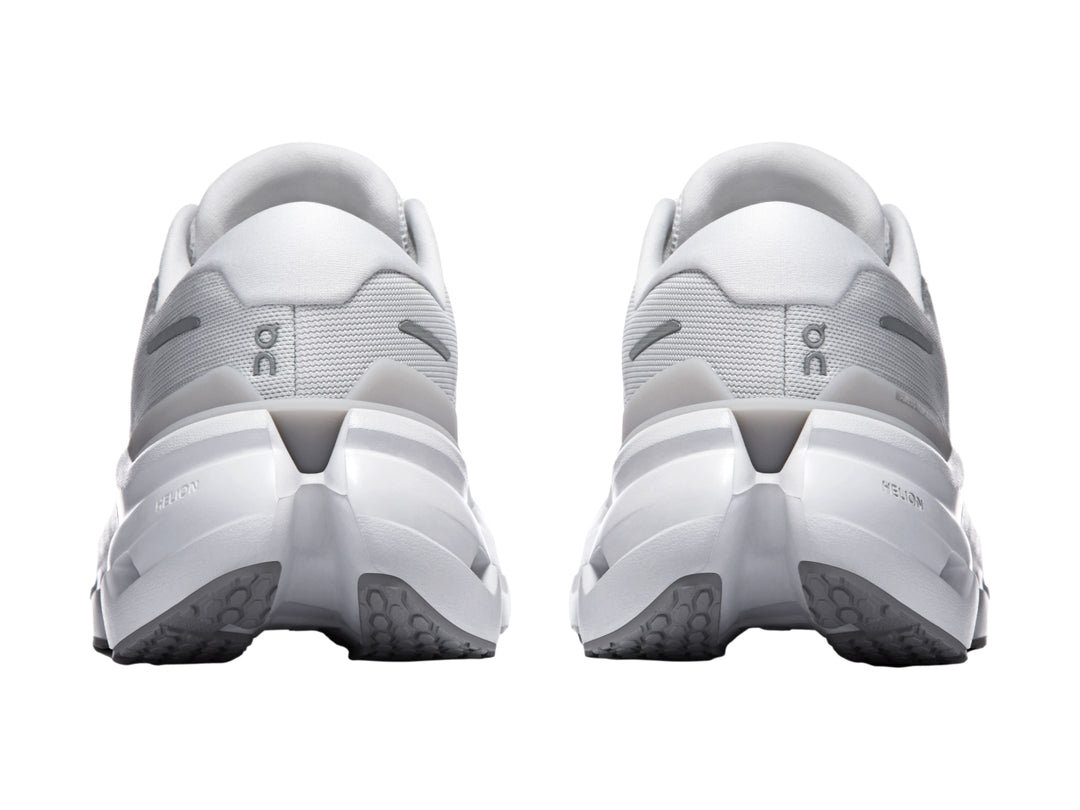 Tenis deportivos On Cloud color blanco con suela tecnológica perforada y malla transpirable.