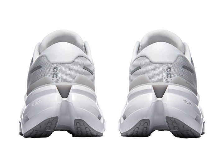 Tenis deportivos On Cloud color blanco con suela tecnológica perforada y malla transpirable.