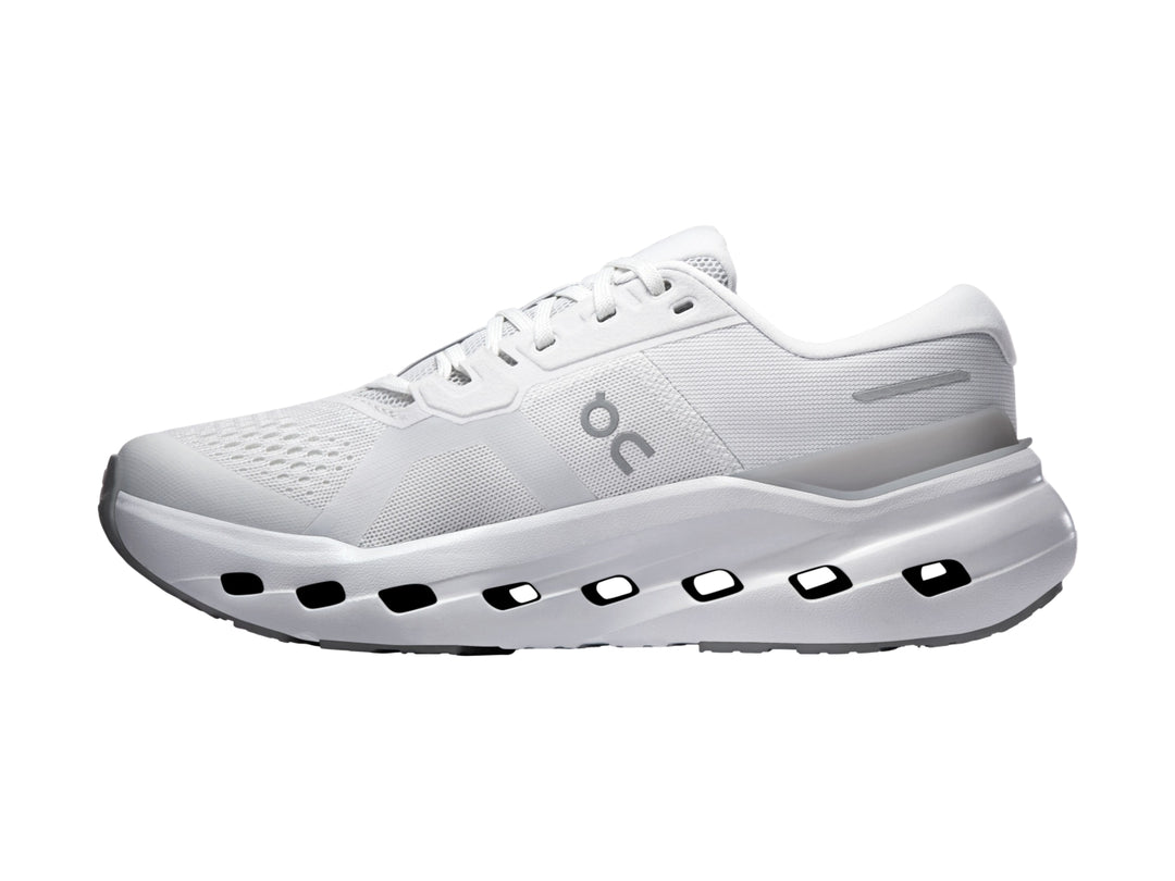 Tenis deportivos On Cloud color blanco con suela tecnológica perforada y malla transpirable.