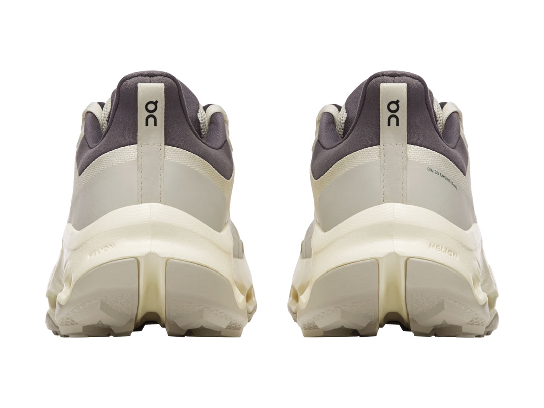 Tenis deportivos On Cloud color beige con suela gruesa y cuello en color gris oscuro.