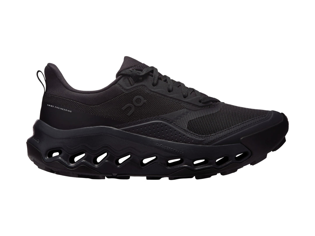 Tenis deportivos On Cloud en color negro con suela característica de huecos y parte superior de malla.