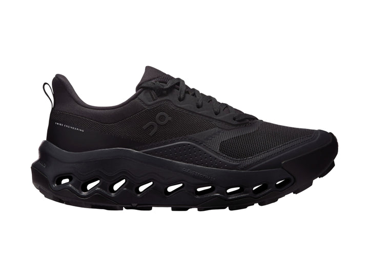 Tenis deportivos On Cloud en color negro con suela característica de huecos y parte superior de malla.