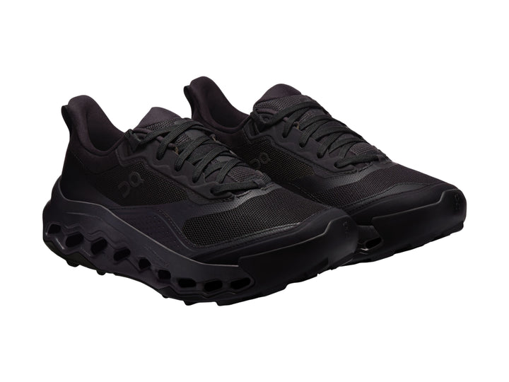 Tenis deportivos On Cloud en color negro con suela característica de huecos y parte superior de malla.