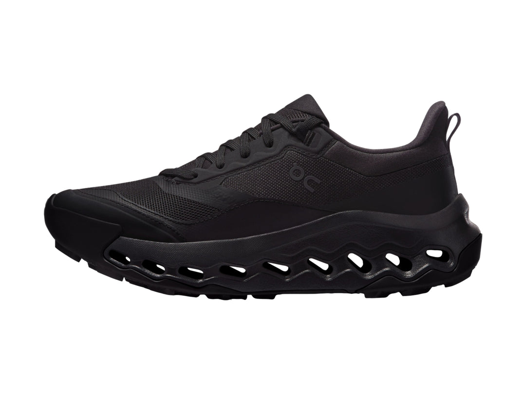 Tenis deportivos On Cloud en color negro con suela característica de huecos y parte superior de malla.