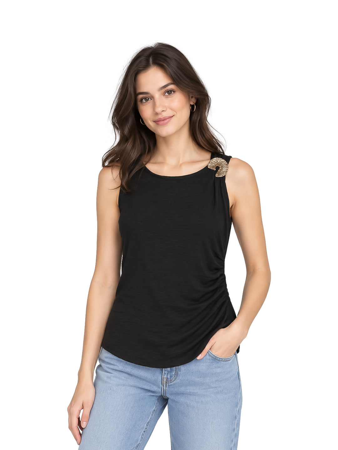 Mujer vistiendo una blusa negra sin mangas con un detalle decorativo dorado en el hombro.