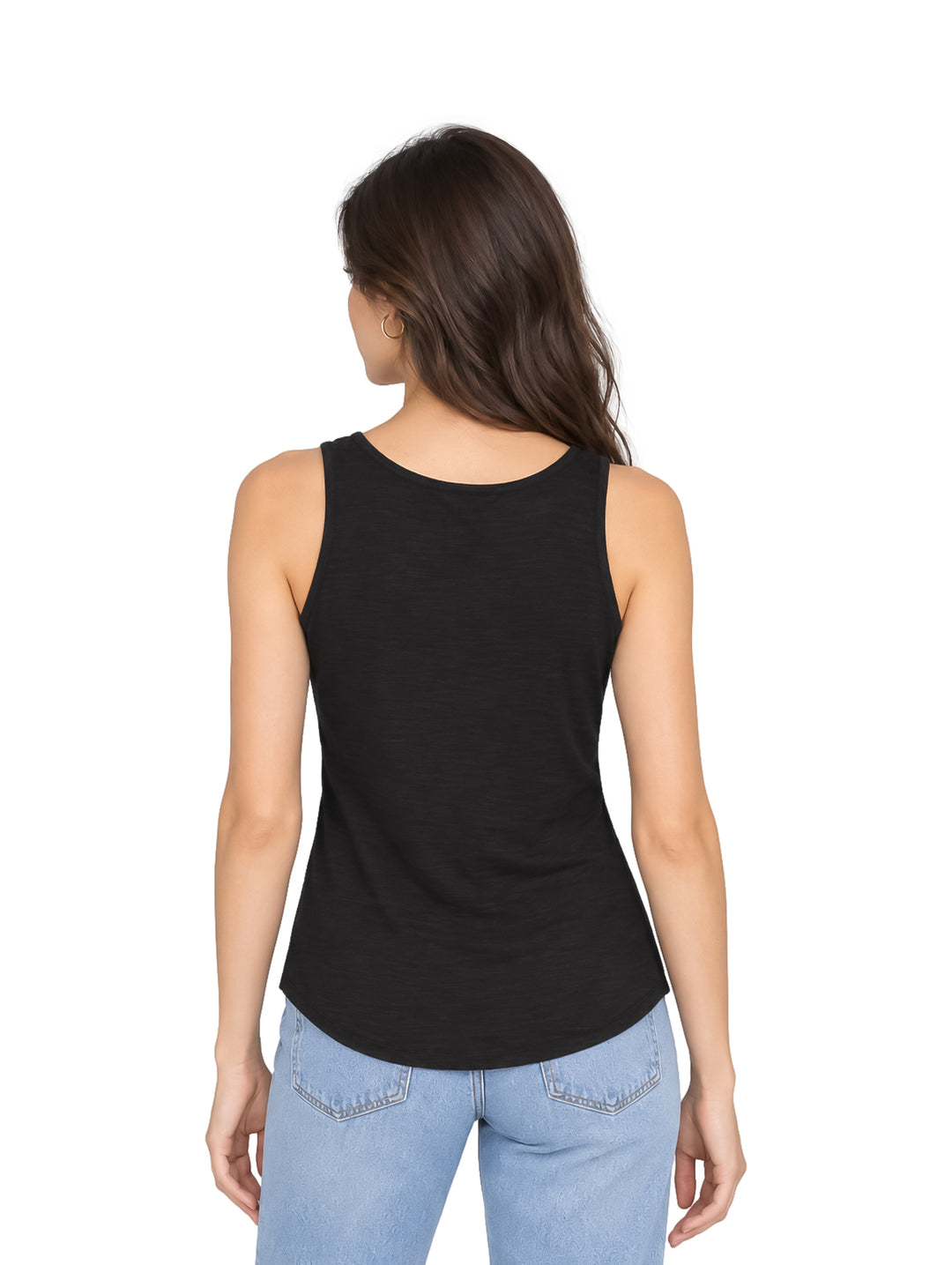 Mujer vistiendo una blusa negra sin mangas con un detalle decorativo dorado en el hombro.