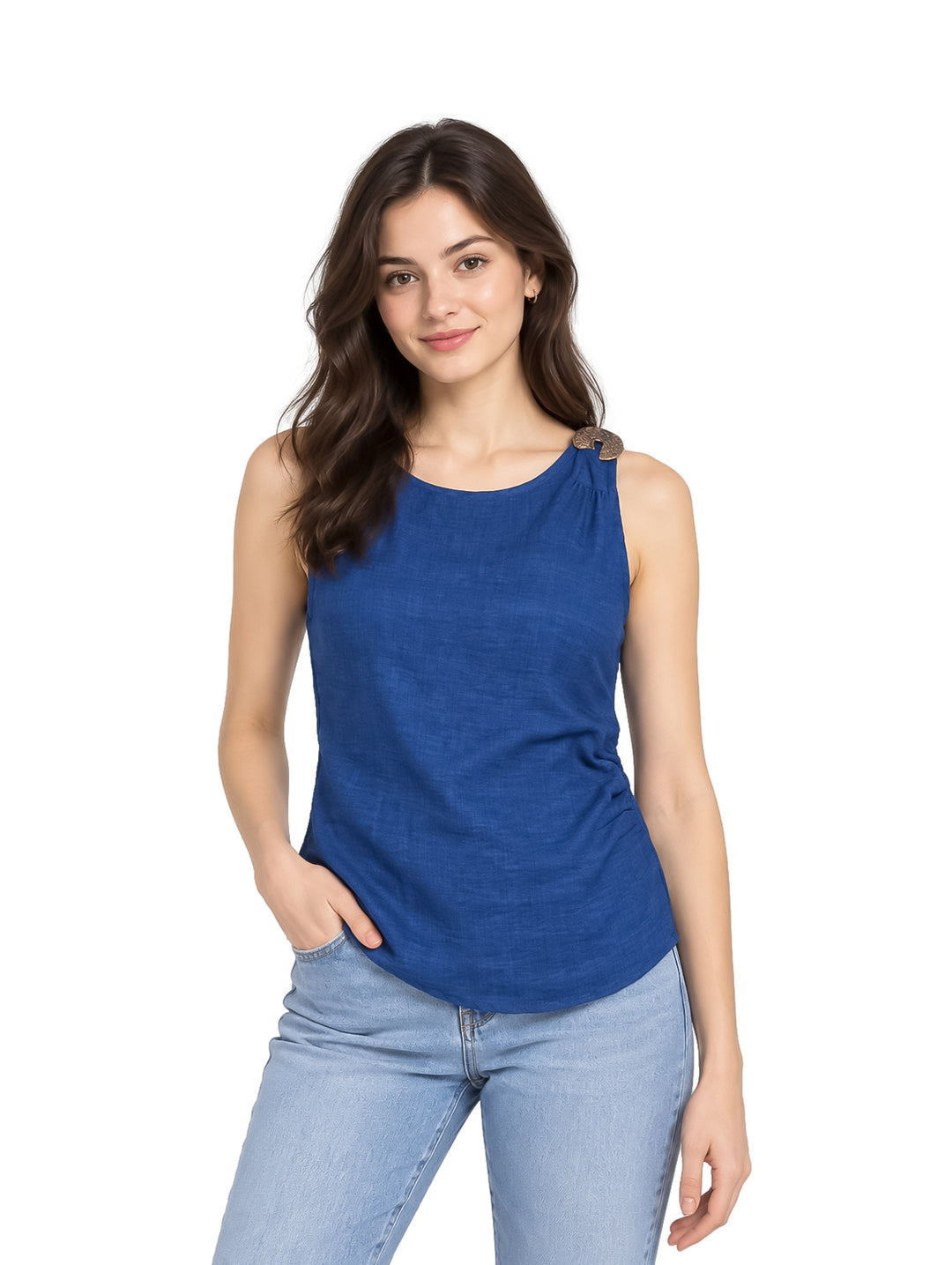Mujer vistiendo una blusa sin mangas color azul denim con un detalle decorativo en el hombro.
