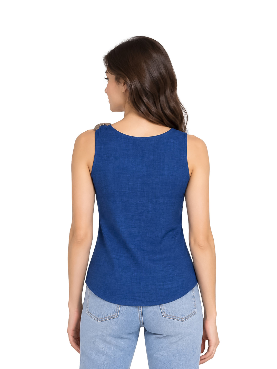 Mujer vistiendo una blusa sin mangas color azul denim con un detalle decorativo en el hombro.