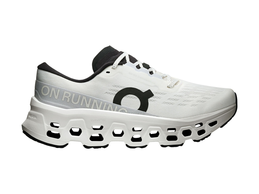 Tenis deportivos On Cloud Cloudrunner 3 en color blanco con detalles en negro y suela amortiguada.