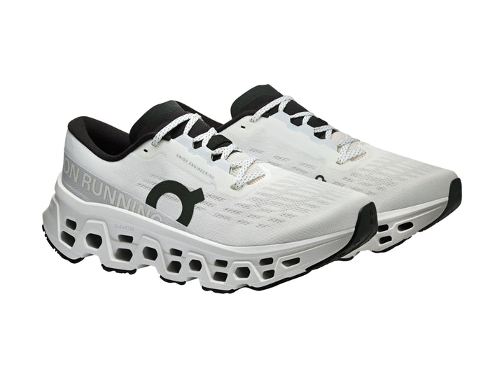 Tenis deportivos On Cloud Cloudrunner 3 en color blanco con detalles en negro y suela amortiguada.