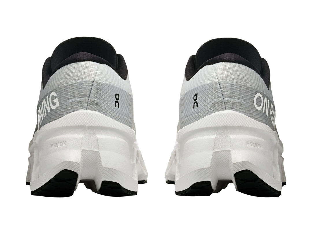 Tenis deportivos On Cloud Cloudrunner 3 en color blanco con detalles en negro y suela amortiguada.
