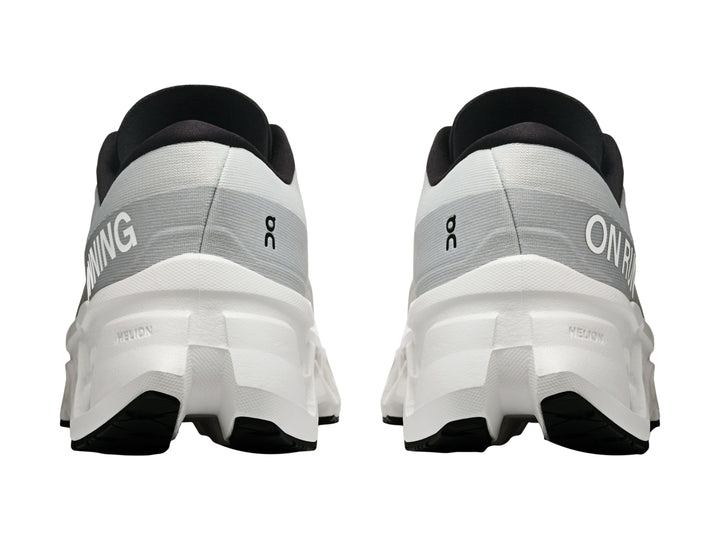 Tenis deportivos On Cloud Cloudrunner 3 en color blanco con detalles en negro y suela amortiguada.