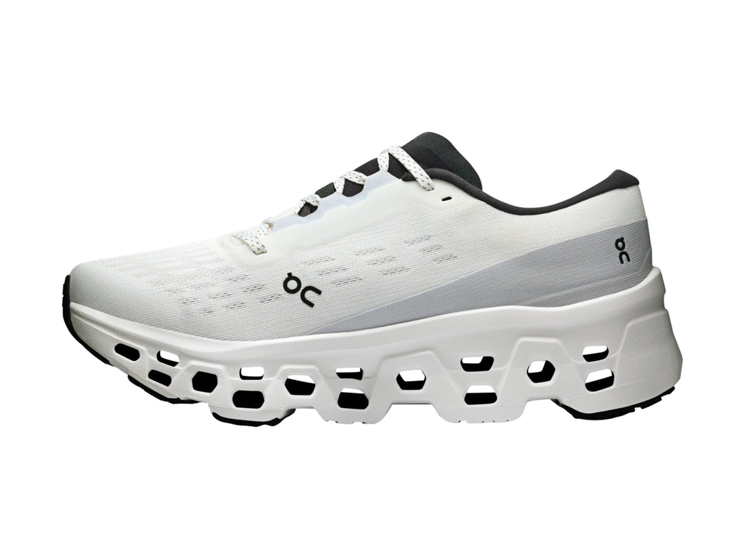 Tenis deportivos On Cloud Cloudrunner 3 en color blanco con detalles en negro y suela amortiguada.