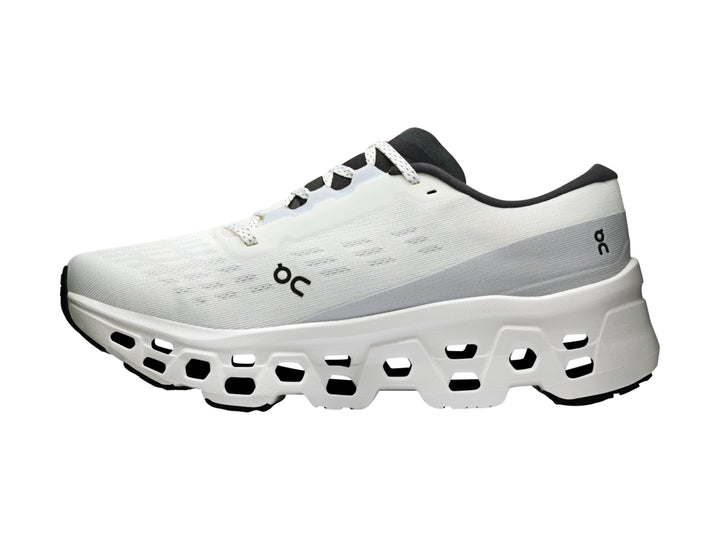 Tenis deportivos On Cloud Cloudrunner 3 en color blanco con detalles en negro y suela amortiguada.