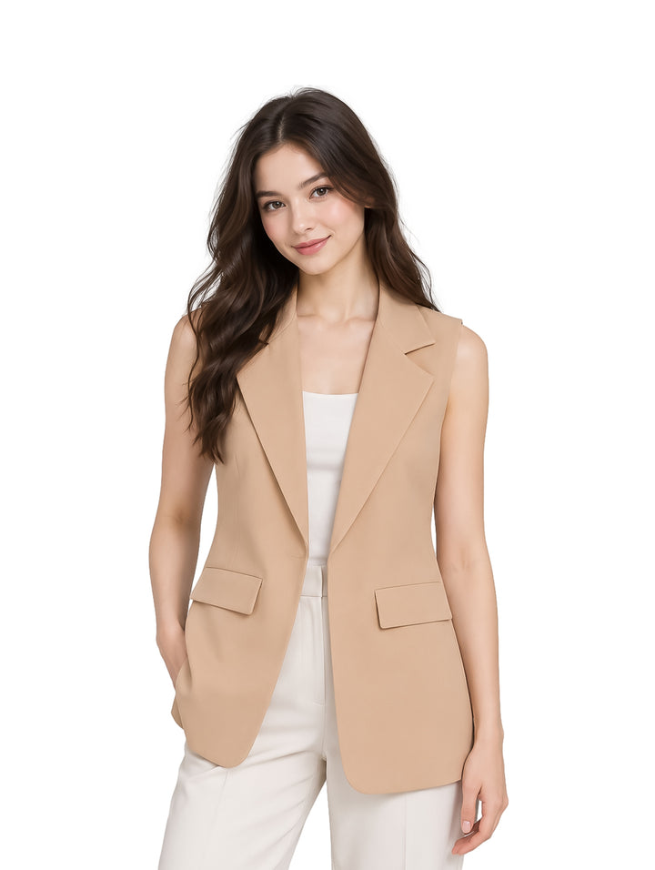 Mujer vistiendo un chaleco sastre color beige con solapas y bolsillos laterales.