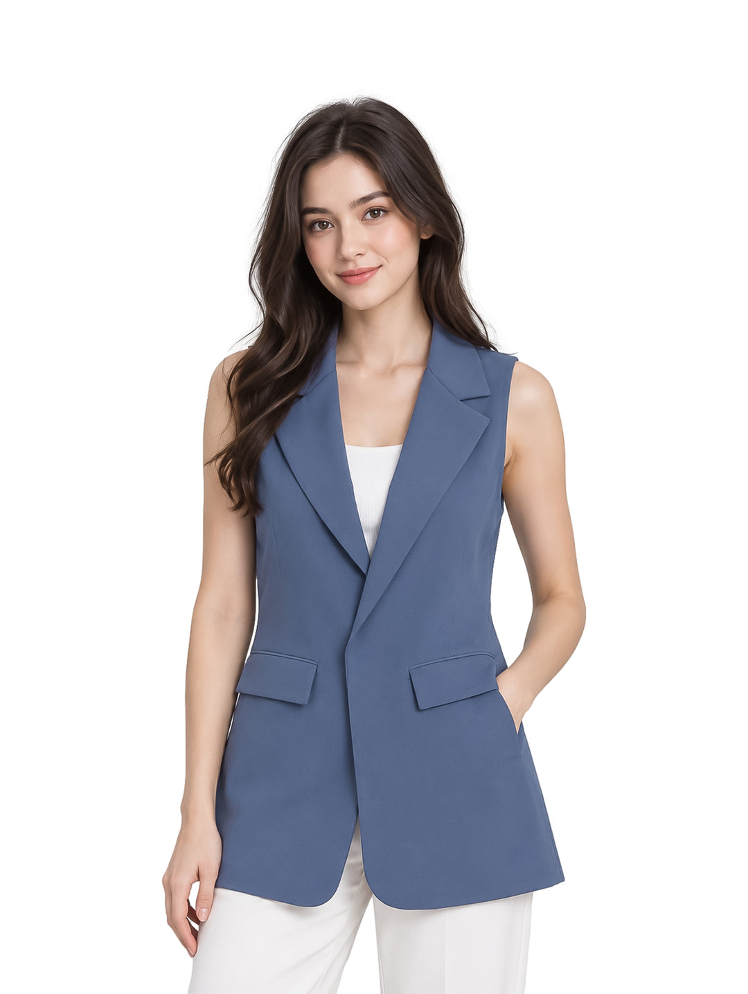 Mujer vistiendo un chaleco sastre color azul con bolsillos frontales y cuello.