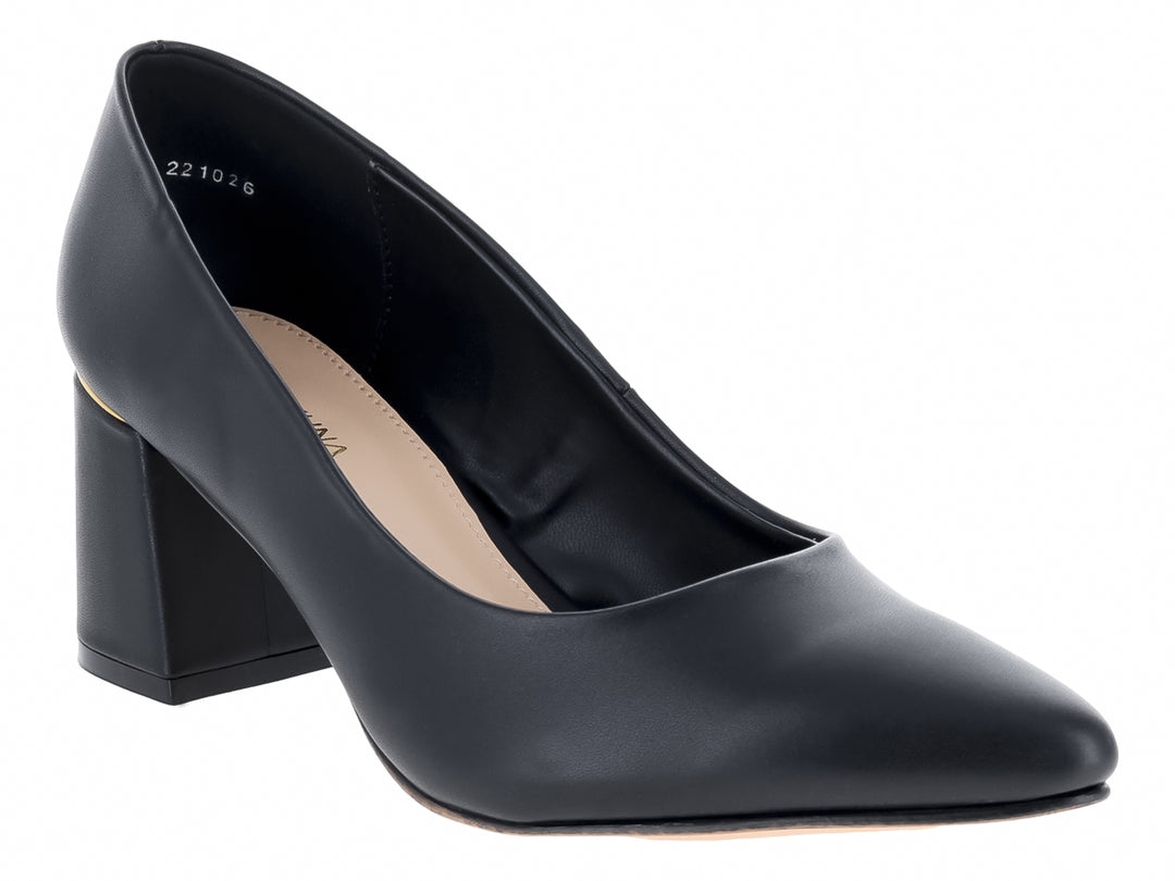 Zapato stiletto negro con tacón grueso y detalle dorado en la base del talón.