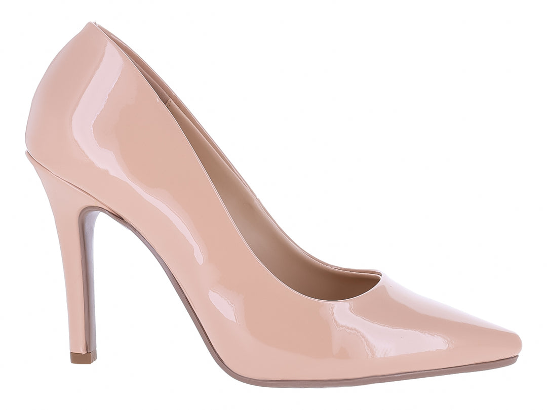 Zapato stiletto de charol color carne con tacón alto y punta fina.