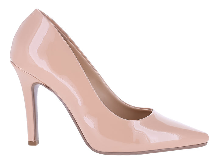 Zapato stiletto de charol color carne con tacón alto y punta fina.