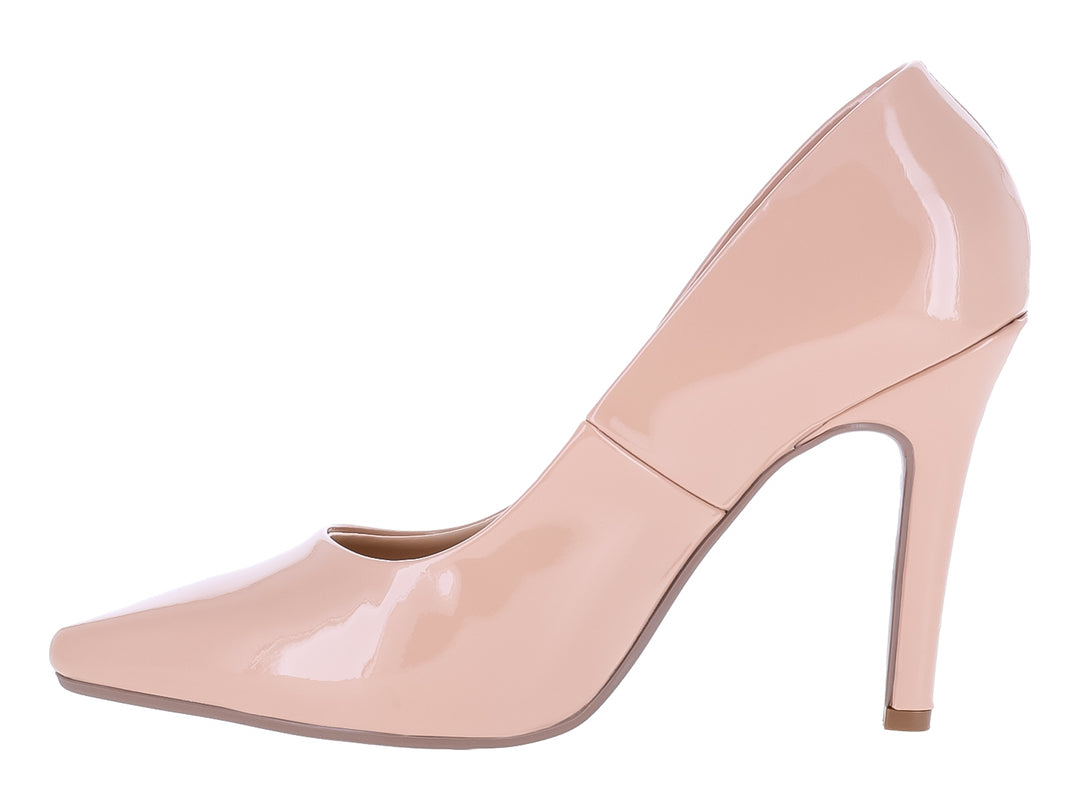 Zapato stiletto de charol color carne con tacón alto y punta fina.