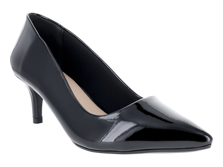 Zapatilla de tacón color negro con acabado brillante de charol.