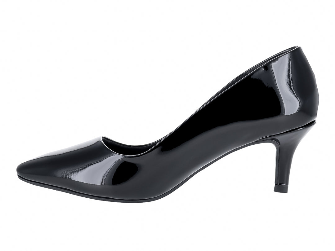 Zapatilla de tacón color negro con acabado brillante de charol.