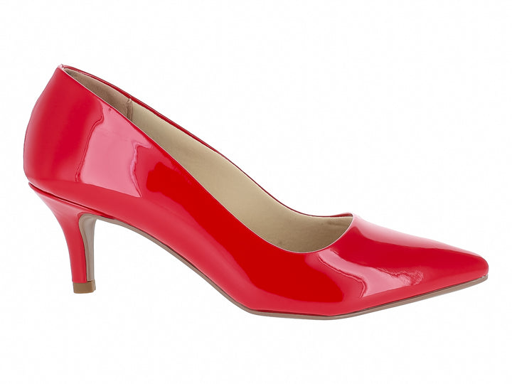 Zapato de tacón color rojo brillante de charol con punta fina.