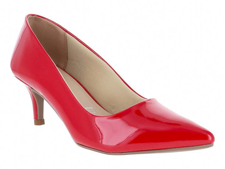 Zapato de tacón color rojo brillante de charol con punta fina.