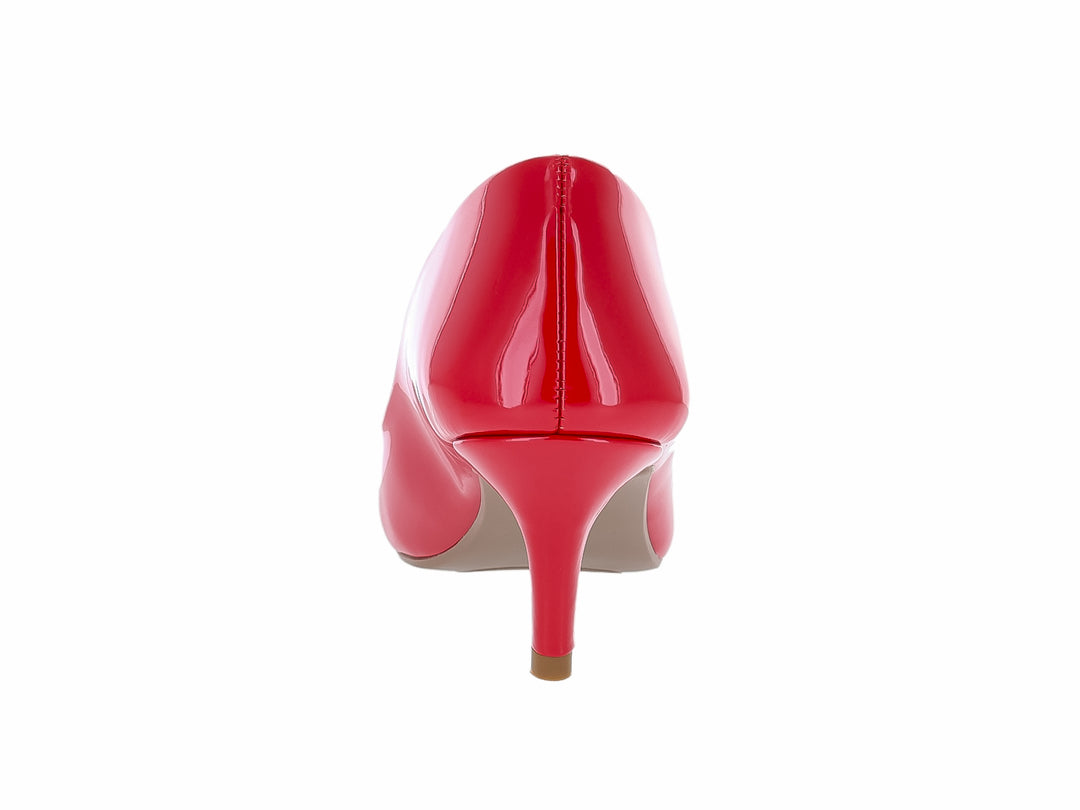 Zapato de tacón color rojo brillante de charol con punta fina.