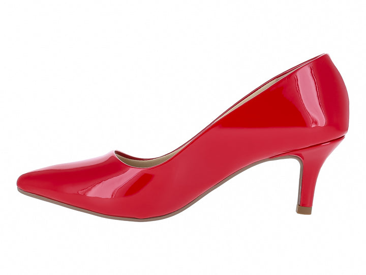 Zapato de tacón color rojo brillante de charol con punta fina.