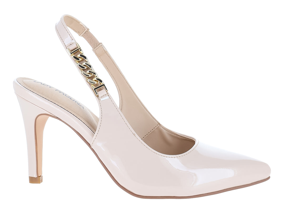 Zapato de tacón color ivory en charol brillante con detalle de cadena dorada y diseño slingback.