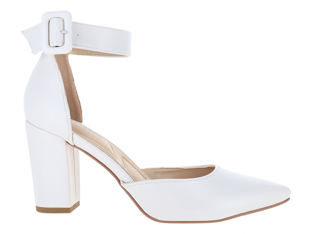 Zapato de tacón color latte con correa ajustable al tobillo y punta cerrada