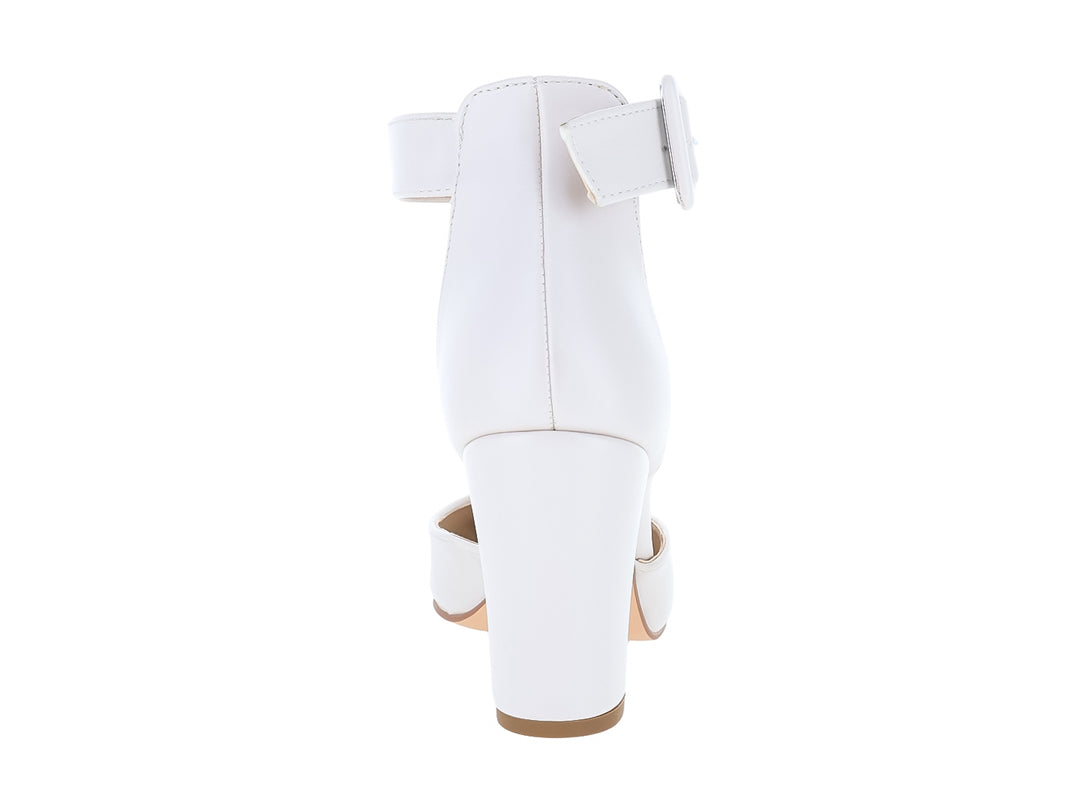 Zapato de tacón color latte con correa ajustable al tobillo y punta cerrada