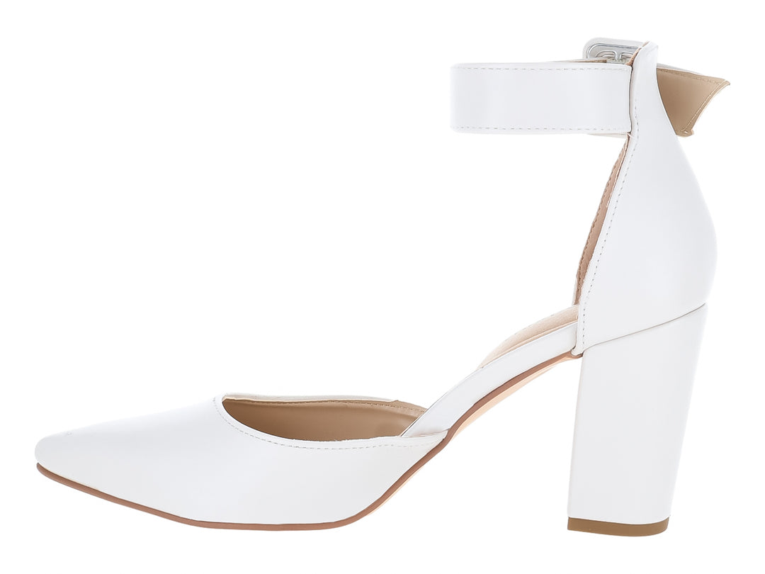 Zapato de tacón color latte con correa ajustable al tobillo y punta cerrada